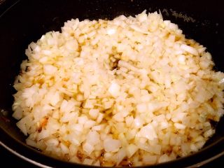 20、鲜虾瑶柱酱(详细版),将洋葱放进油锅里继续炸。仍然用中火。油炸10分钟左右。