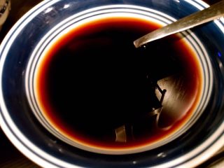 21、鲜虾瑶柱酱(详细版),这时将蚝油,酱油,料酒和糖全部放进碗里,搅拌均匀当酱料使用。