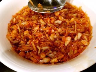 22、鲜虾瑶柱酱(详细版),再将调好的酱料倒入炸好的虾和瑶柱碗里,完全浸泡。