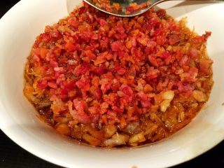 23、鲜虾瑶柱酱(详细版),再将培根倒在浸泡食材的碗里,铺平备用。