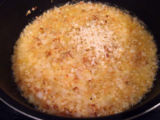 24、鲜虾瑶柱酱(详细版),将洋葱炸成金色后,放入蒜末,再油炸5分钟。