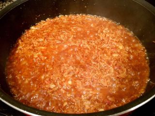 26、鲜虾瑶柱酱(详细版),再倒入蒸瑶柱和虾时取出的高汤,开盖小火熬煮5分钟。