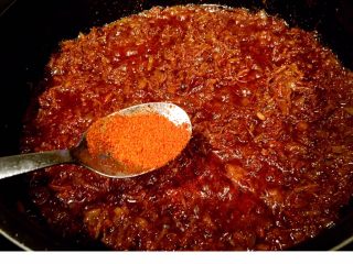 28、鲜虾瑶柱酱(详细版),立即放入黑胡椒和干辣椒粉,搅拌均匀立即关火。