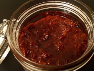 29、鲜虾瑶柱酱(详细版),将做好的酱料放凉以后即可装瓶。油要全部覆盖住食材,可以保存很久。