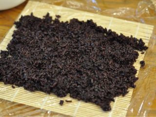 2、黑米肉松卷,黑米铺匀