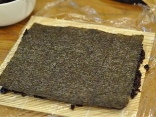 3、黑米肉松卷,放上海苔