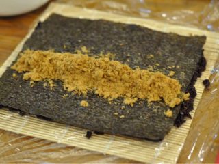 4、黑米肉松卷,铺上肉松