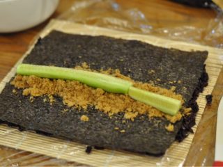 5、黑米肉松卷,放上黄瓜条