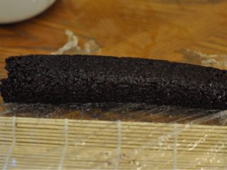 6、黑米肉松卷,轻轻卷成卷