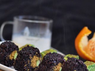 7、黑米肉松卷,切块装盘