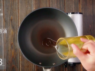 5、萝卜干炒腊肉-经典不衰的腊味美食,锅中倒入适量食用油