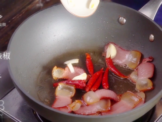 8、萝卜干炒腊肉-经典不衰的腊味美食,适量蒜片