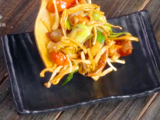 15、萝卜干炒腊肉-经典不衰的腊味美食,装盘