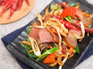 16、萝卜干炒腊肉-经典不衰的腊味美食,成品展示