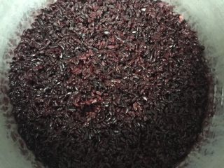 1、快手早餐－健康粢饭团,提前煮好紫米糯米饭，比例大概为2:1，晾凉。