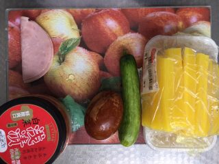 2、快手早餐－健康粢饭团,准备好饭团里需要加的材料，可以根据自己的喜好增减种类和数量。将黄瓜和萝卜切条，为了保证口感条不要切的太细。