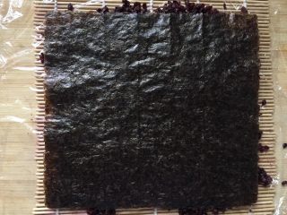 5、快手早餐－健康粢饭团,米饭上放一张烤海苔。