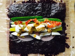 6、快手早餐－健康粢饭团,将自己喜欢的食材再放海苔上，喜欢什么加什么～