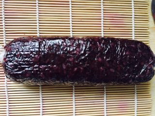 7、快手早餐－健康粢饭团,将饭团卷起来，注意不要把保鲜膜包进饭团哦。包好后，将两端保鲜膜封口。用珠帘轻压饭团以将形状规整。