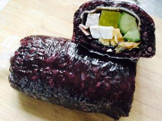 8、快手早餐－健康粢饭团,切开饭团，料很足吧～