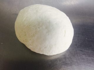 3、五花肉大白菜海螺面????,揉成光滑面团