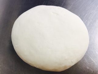 5、五花肉大白菜海螺面????,醒好面 揉几下就很光滑 柔软