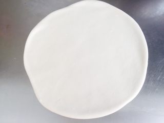 6、五花肉大白菜海螺面????,擀成厚饼