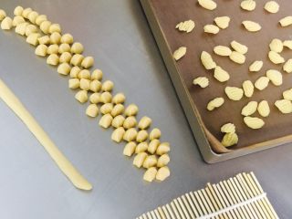 8、五花肉大白菜海螺面????,切成 直径1厘米的小剂子 