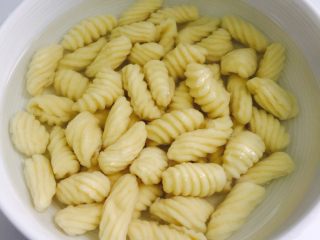 11、五花肉大白菜海螺面????,煮好后 放入凉水中