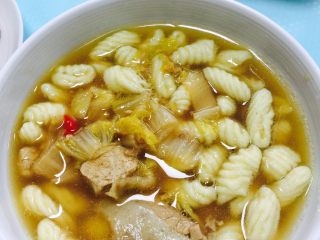 12、五花肉大白菜海螺面????,炒锅加油 烧热 放蒜 小红椒 爆香 放入白菜  加盐 蚝油 味极鲜酱油 加水 直到白菜软烂 加入 熟五花肉 海螺面