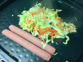 11、黄金黑米卷,两种蔬菜炒在一起，加适量盐调味，然后关火，把火腿肠用余温煎一下。