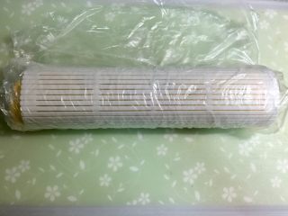 15、黄金黑米卷,用寿司席把所有食材卷起。