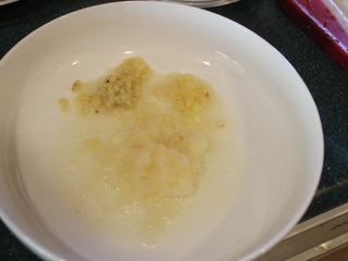 2、韩式烧肉,梨子泥、姜泥、蒜泥放入容器混匀。