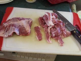 6、韩式烧肉,将猪肉切成薄片。