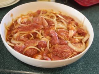 7、韩式烧肉,将猪肉放入酱汁，拌匀后放冰箱冷藏腌渍约1-2小时。