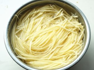 4、红油土豆丝,切好的土豆丝放入水里浸泡,去除淀粉。