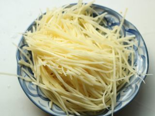 5、红油土豆丝,捞出来沥干水分。