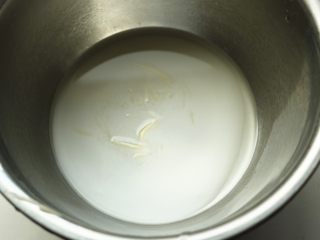 6、红油土豆丝,下面的淀粉不要扔了,留着待会用。