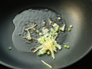 8、红油土豆丝,炒锅放油,爆香葱末姜末。