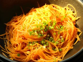 16、红油土豆丝,最后加入剩余的葱末,搅匀即可关火。