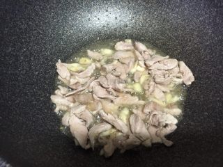 5、豆干炒肉丝,翻炒至肉变色
