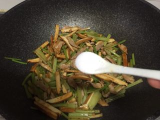 9、豆干炒肉丝,加入半勺盐