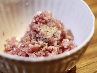 3、下饭菜????肉末茄子,下面我们来处理猪肉,猪肉剁成肉沫,加入一点白胡椒粉