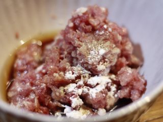 6、下饭菜????肉末茄子,最后再加一点淀粉,然后用手抓一下拌匀,放置一旁备用。