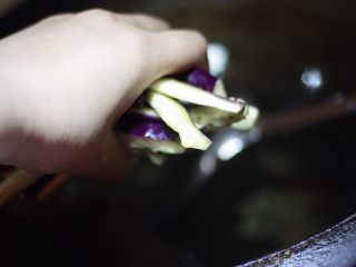 8、下饭菜????肉末茄子,冷油入锅,烧热后加入准备好的茄条,食盐会使茄条出水,所以要注意用手挤掉茄条水分后再放入油锅哦。