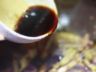 13、下饭菜????肉末茄子,将准备好的料汁倒入,翻炒一下