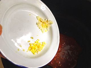 9、简单不放油的 鱼香肉丝,放入葱姜末,开小火