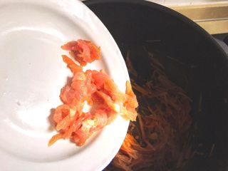 12、简单不放油的 鱼香肉丝,加入肉丝