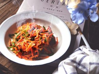 15、简单不放油的 鱼香肉丝,装入盘中,趁热开吃~