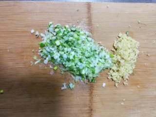 1、虾仁元宝馄饨,猪肉剁成肉末